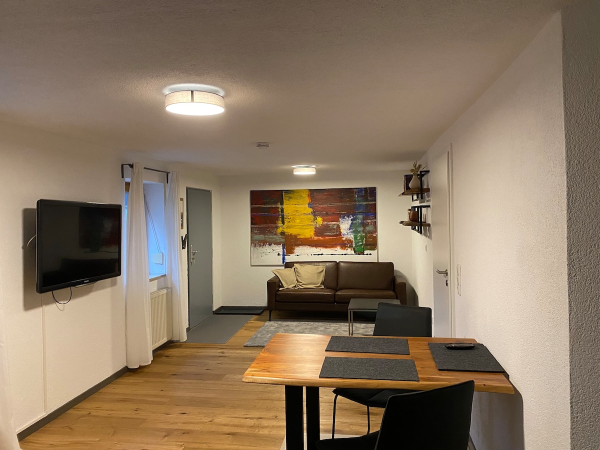 Moderne Souterrain Wohnung mit Küche und Bad