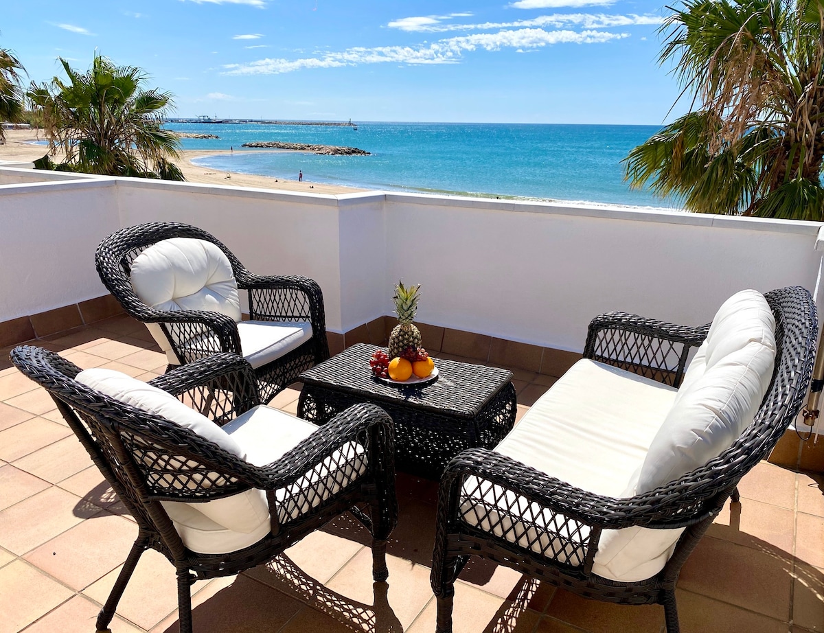 House in front of the beach with sea view