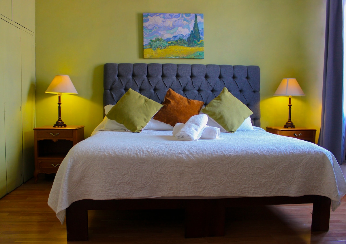 加大双人床套房：位于Casa Marfil的梵高地。