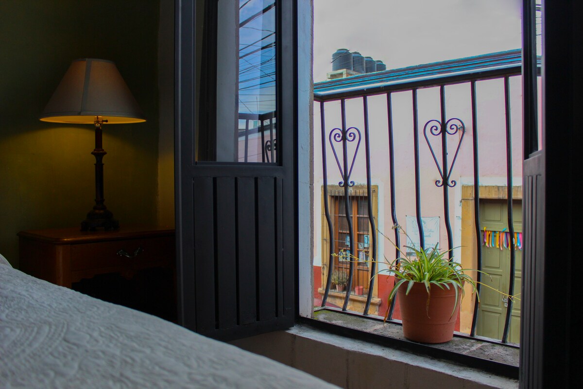 加大双人床套房：位于Casa Marfil的梵高地。