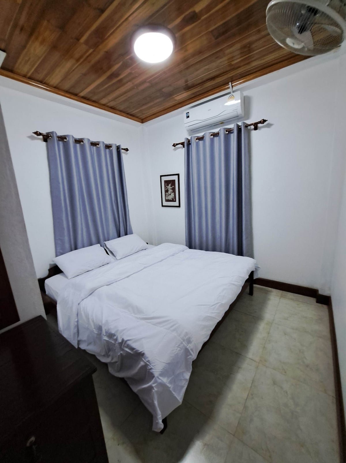 Namkhan Riverside别墅- 3张加大双人床+ 1张单人床。