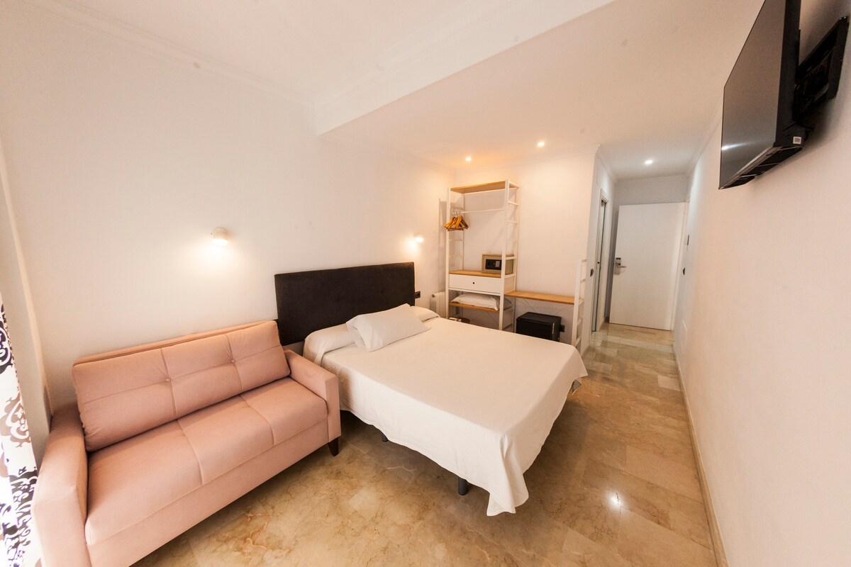 Hostel Abril -三人床。1张双人床、1张单人床 独立卫生间-标准费用