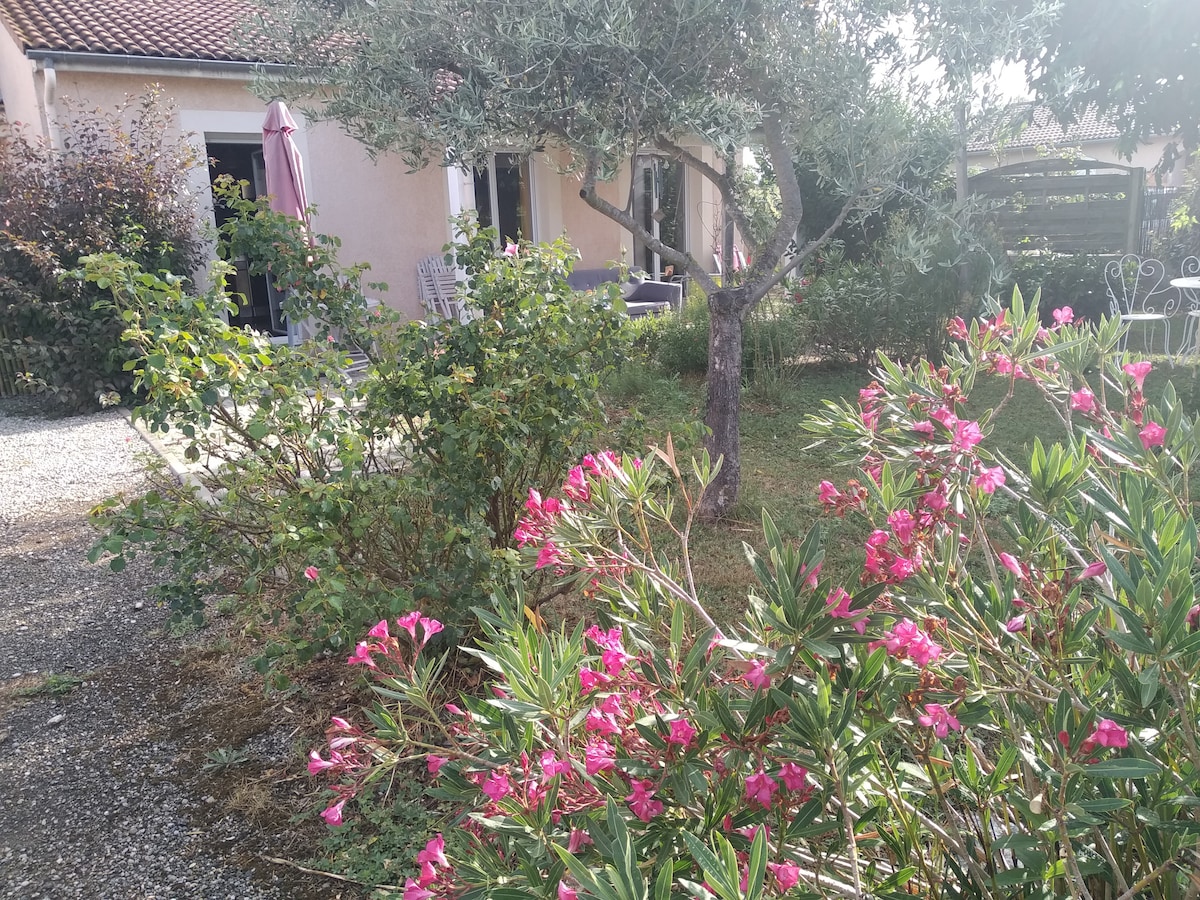 Maison dans cadre paisible jardin ombragé potager