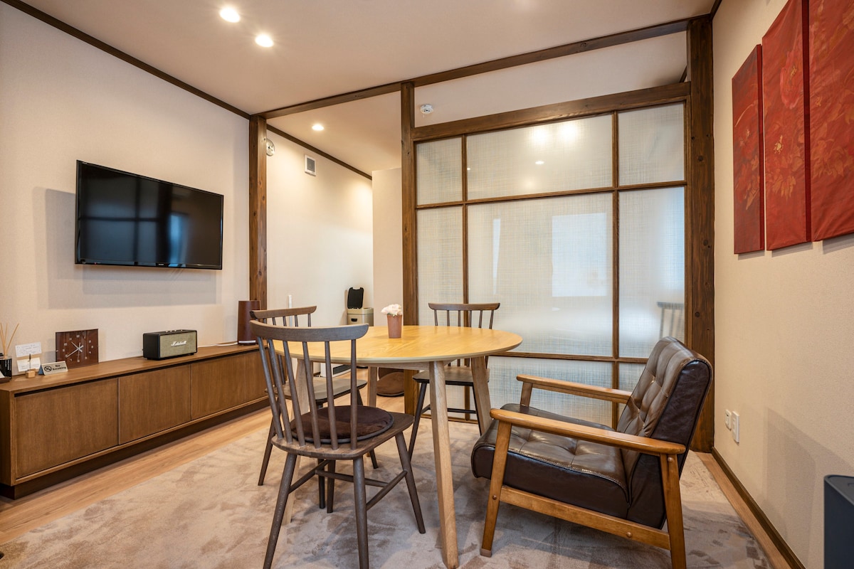 现代日本私人住宅，配备家居和便携式无线网络