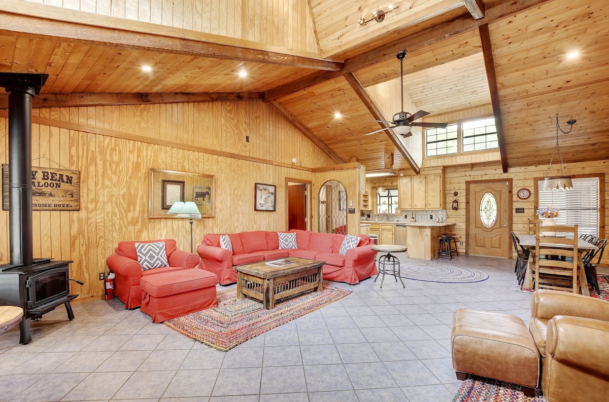 Spacious One-Level Cabin w/Private Pool