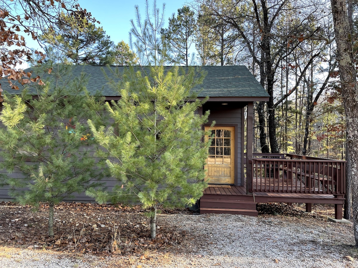 Hill Top Cabin- 5 minutes to Downtown Eureka!
