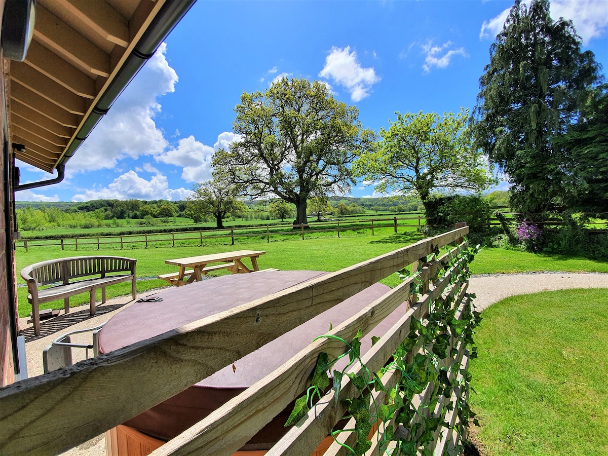 Peaceful hot tub retreat in rural Dorset