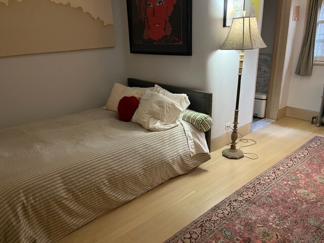 时尚的标准双人床卧室，位于纽约的一个历史街区。