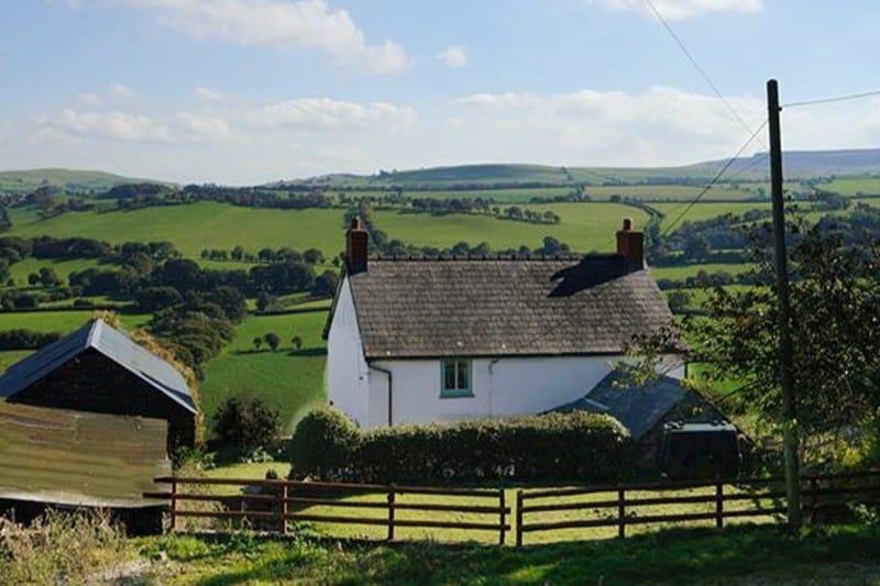 坐落在田园诗般的北威尔士的舒适农舍