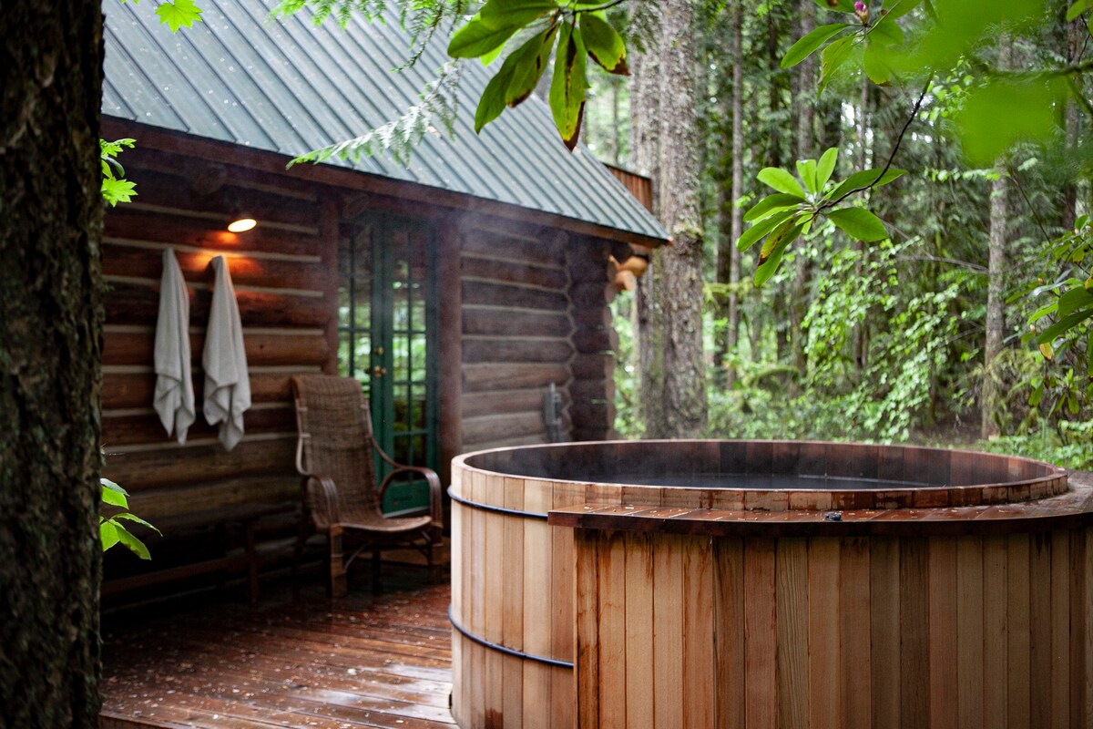 手工建造的木屋，配备深雪松浴缸