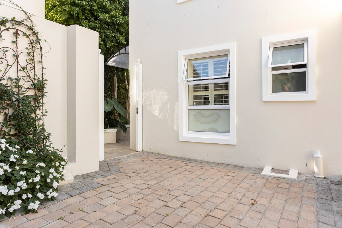 Koi Pond Cottage in Leafy Newlands