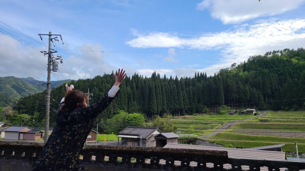 昭和早期长谷屋（ Hasegawa House ）建造。您面前有水稻梯田，景色很怀旧。