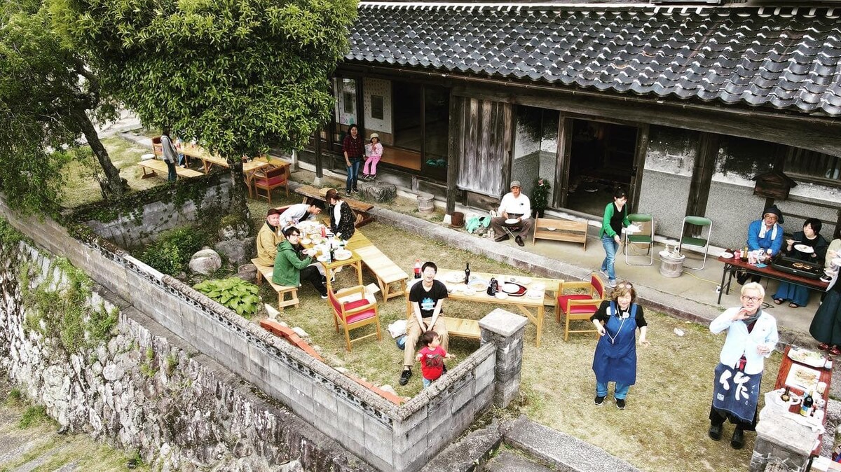 昭和早期长谷屋（ Hasegawa House ）建造。您面前有水稻梯田，景色很怀旧。