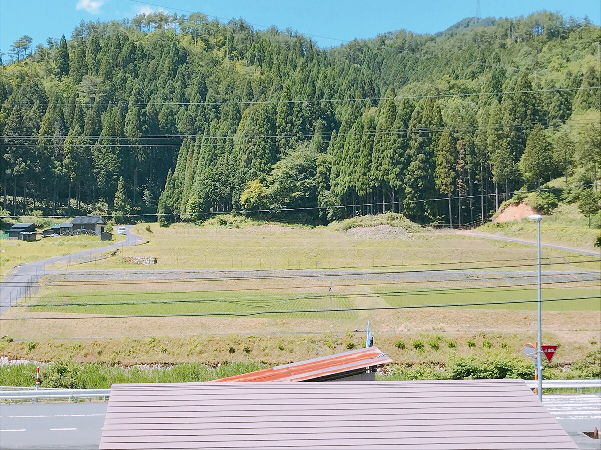 昭和早期长谷屋（ Hasegawa House ）建造。您面前有水稻梯田，景色很怀旧。