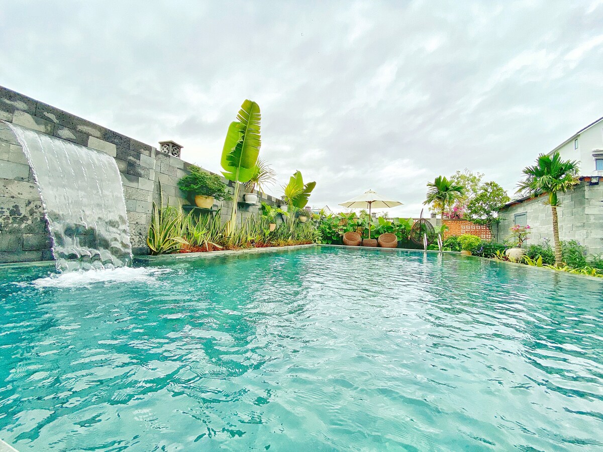 Private 4 bed rooms pool villa in Hội An