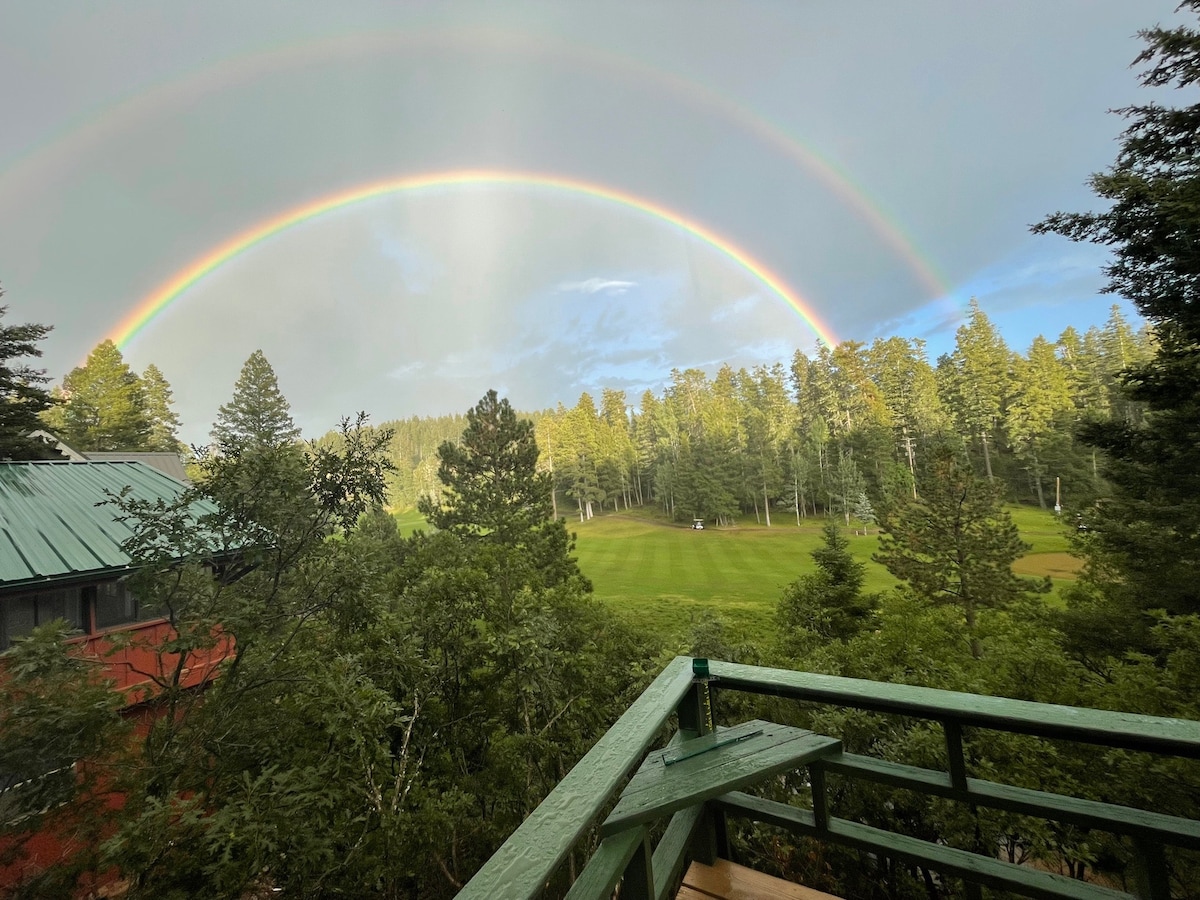 俯瞰高尔夫球场的宁静山间小屋