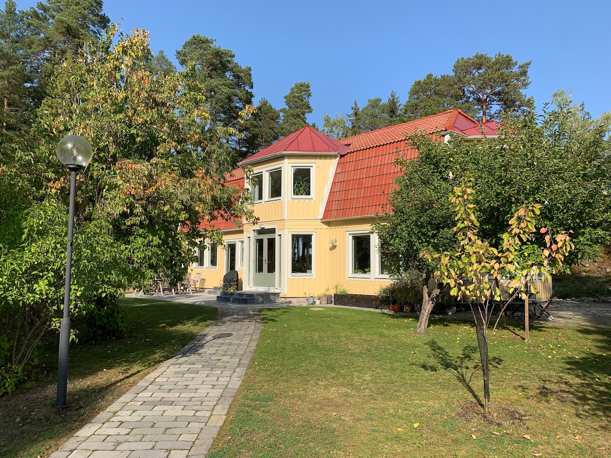 Skogsö Saltsjöbaden的房子，距离斯德哥尔摩30分钟