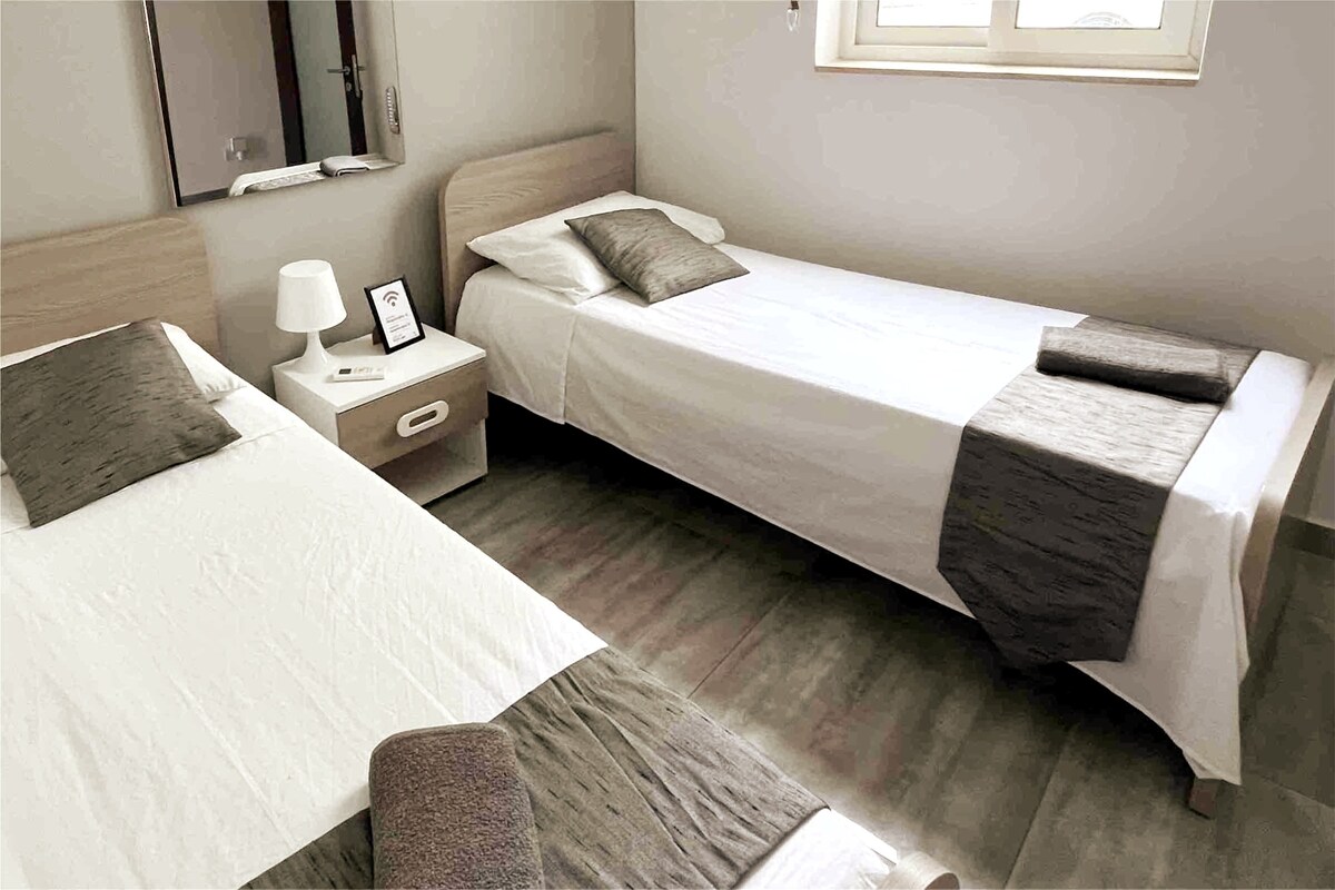 F8.2卧室2张单人床共用卫生间