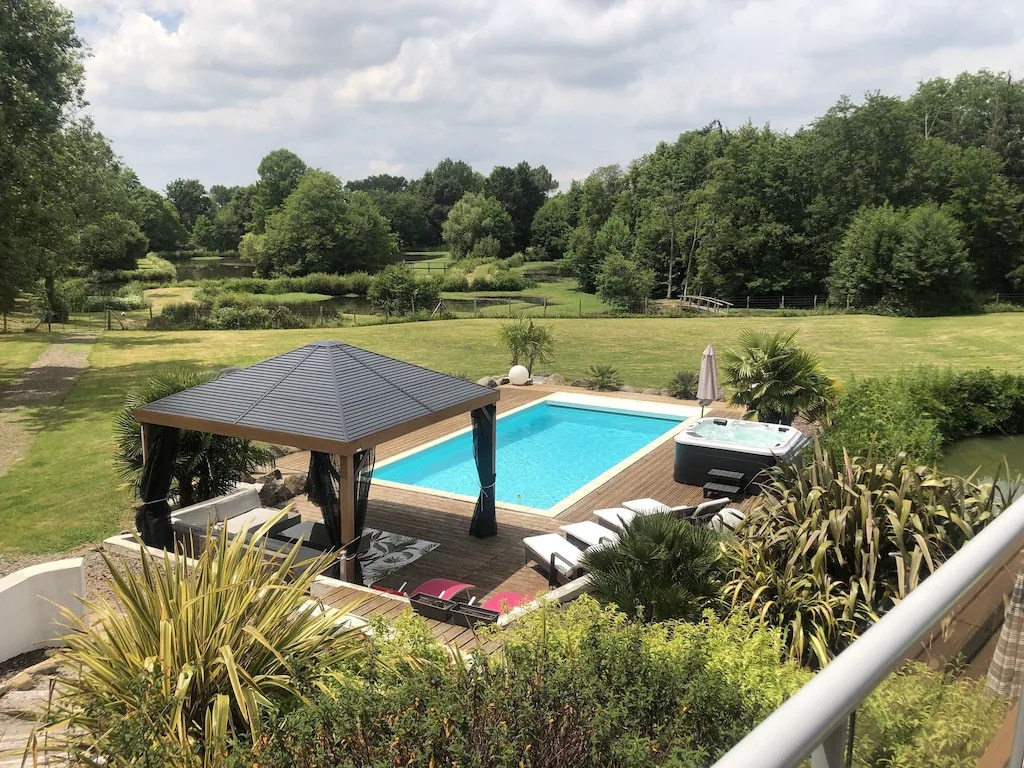 Villa sur 3 hectares, piscine et etangs privés