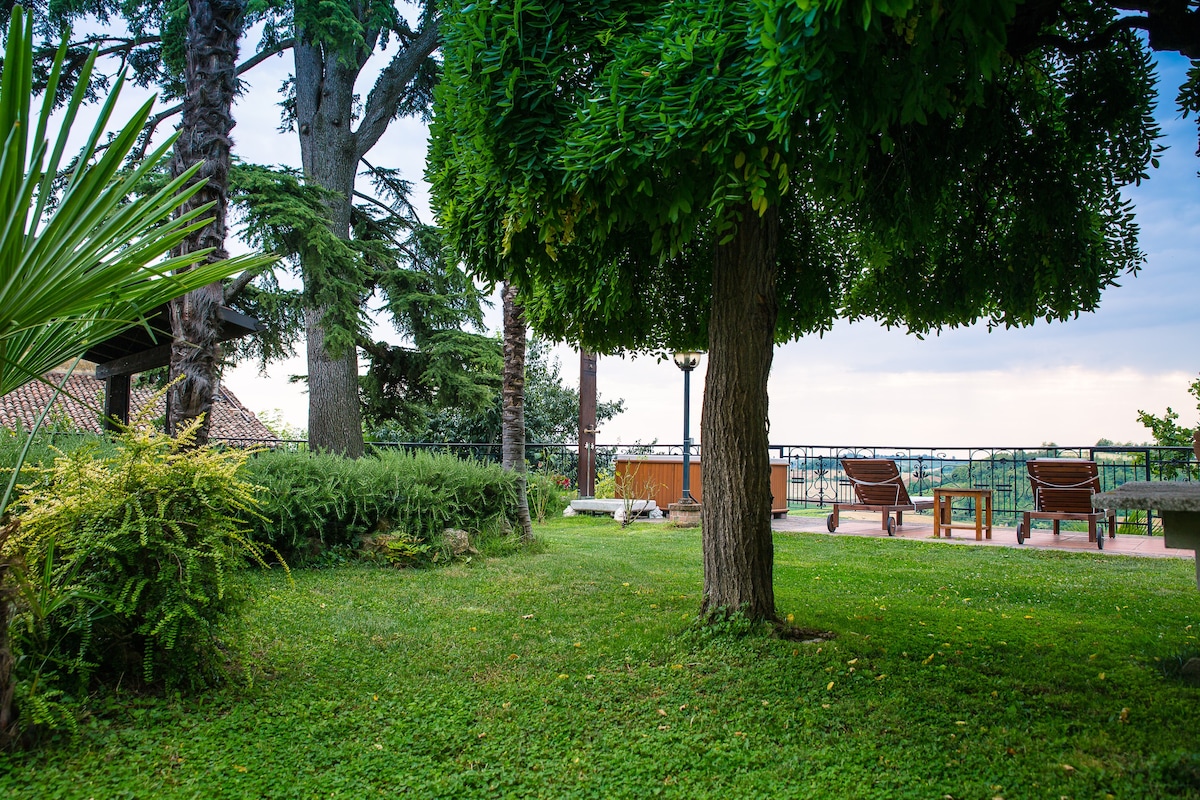 Al Cedro Terrazza sul Monferrato with Jacuzzi