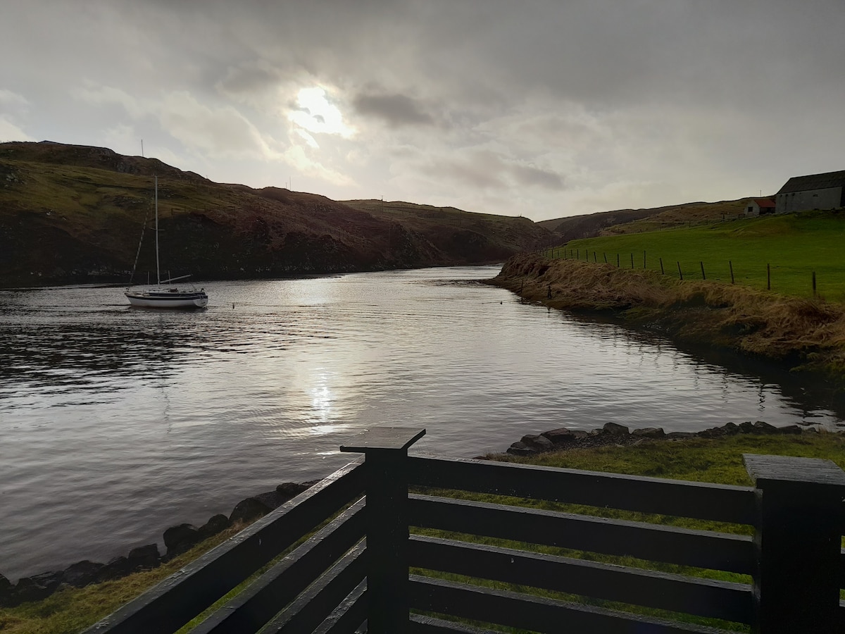 位于伊雷亚索尔湖（ Loch Eireasort ）沿岸的舒适小屋