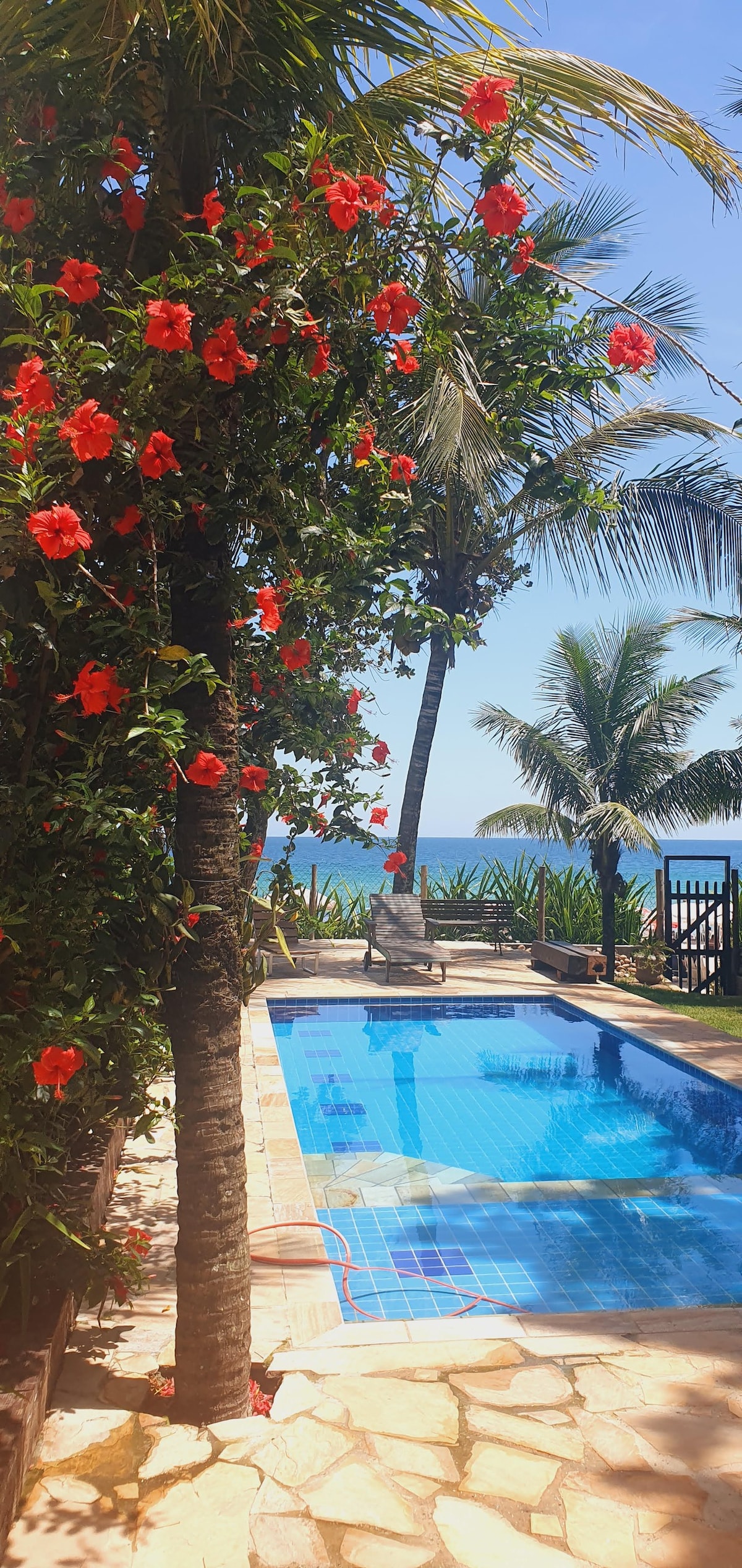 Linda casa Pé na Areia em Maresias com piscina.