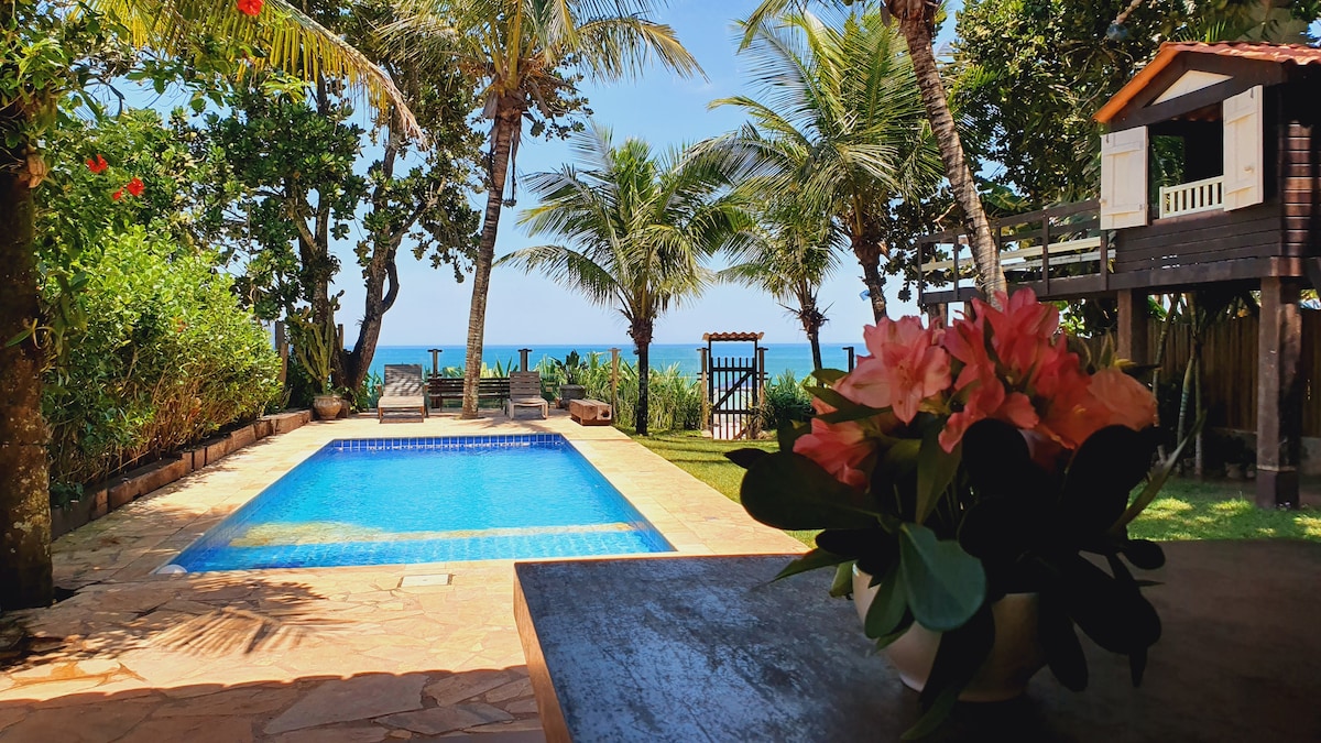 Linda casa Pé na Areia em Maresias com piscina.