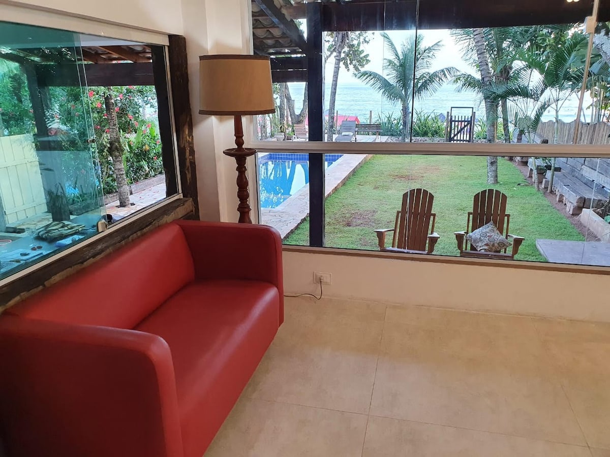 Linda casa Pé na Areia em Maresias com piscina.