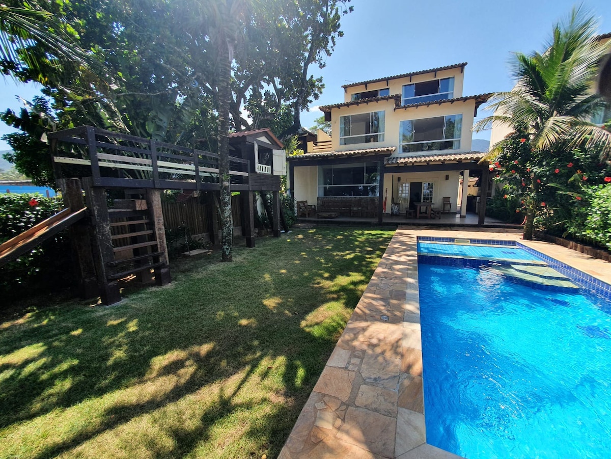 Linda casa Pé na Areia em Maresias com piscina.