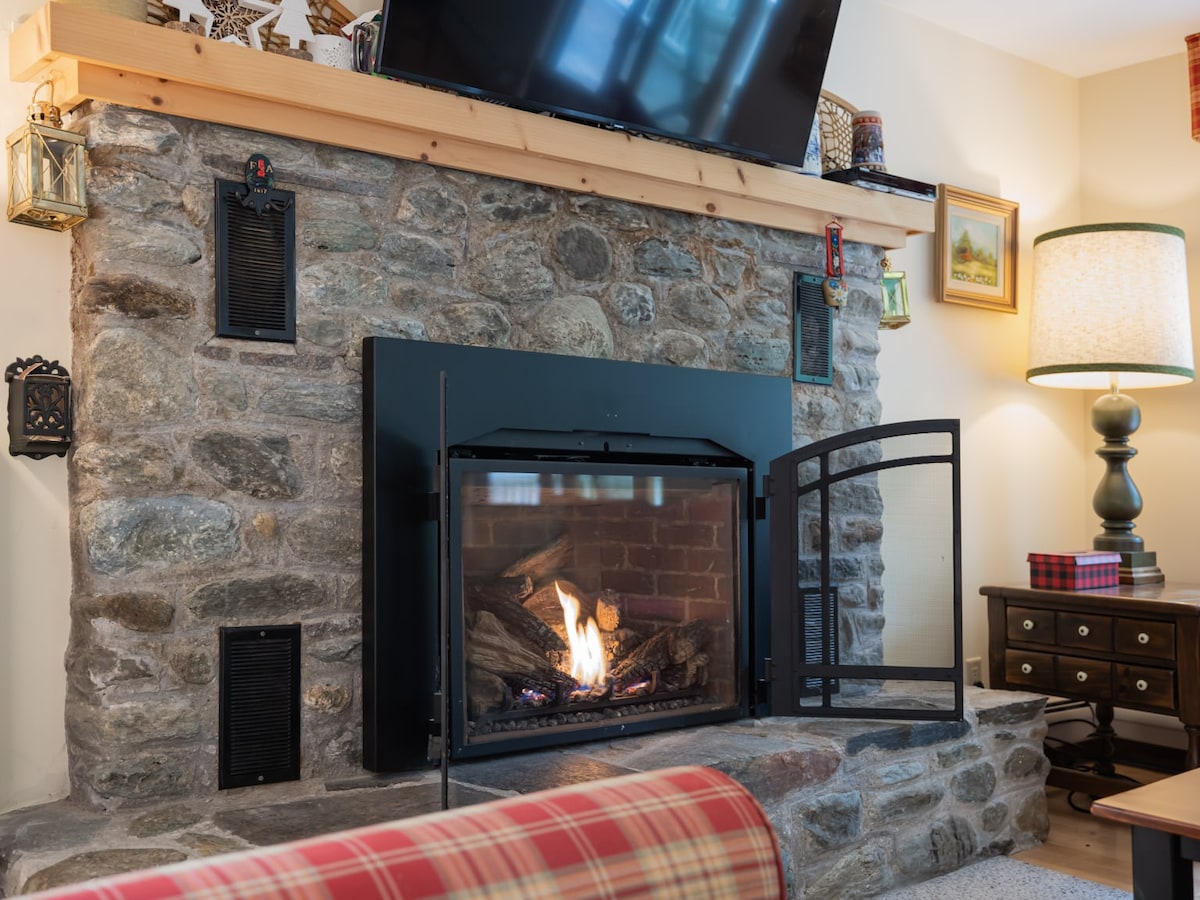 Enchanted Mountain Chalet Retreat near Jay Peak