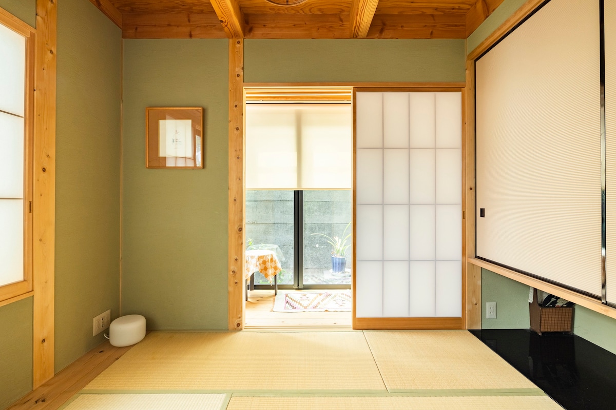 猫和绿色共存的现代日式房屋-一楼的日式房间和日光浴室“两只猫也在等着”