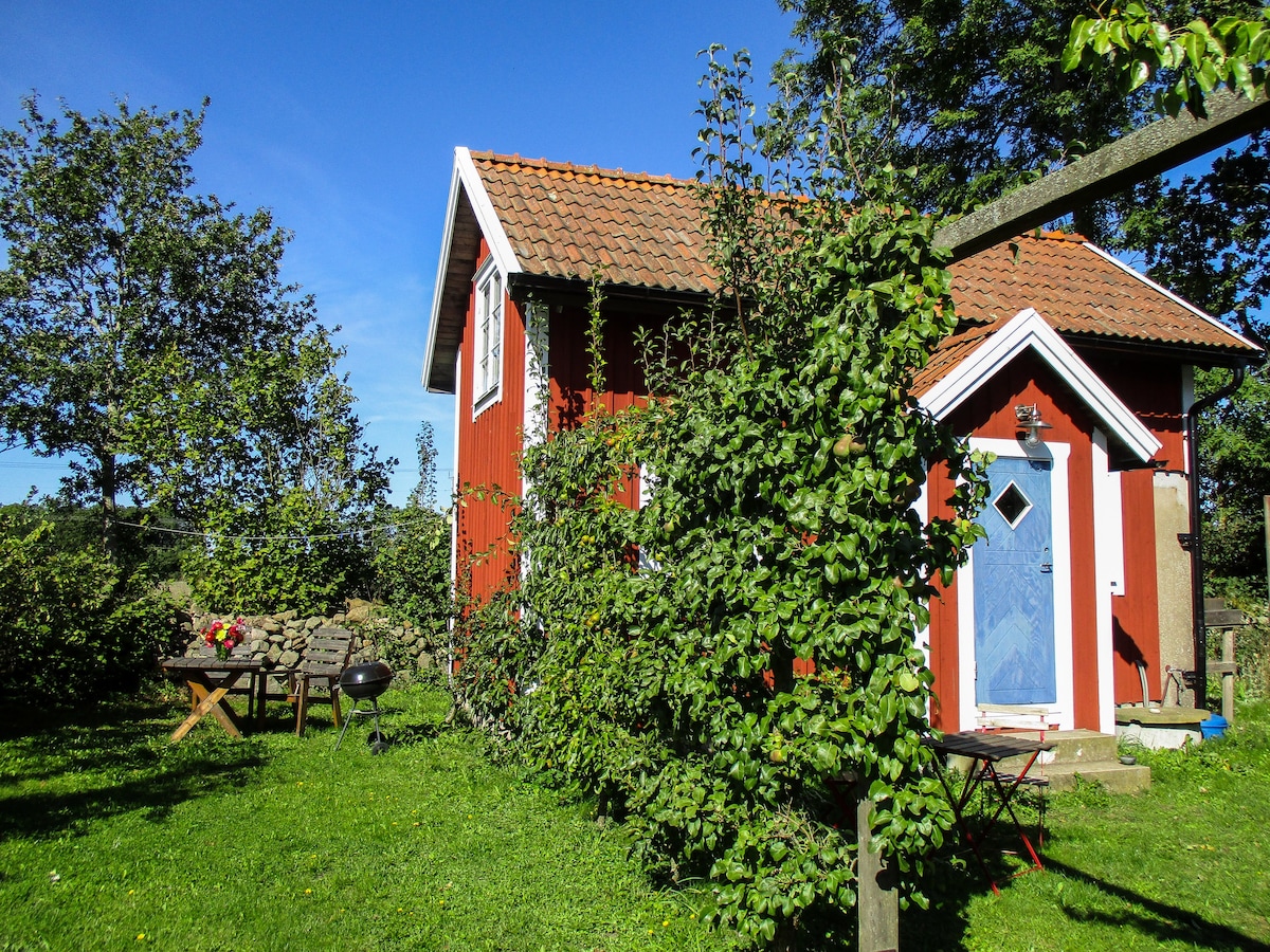 Stuga i lugnt läge i vacker trädgård i Vickleby.