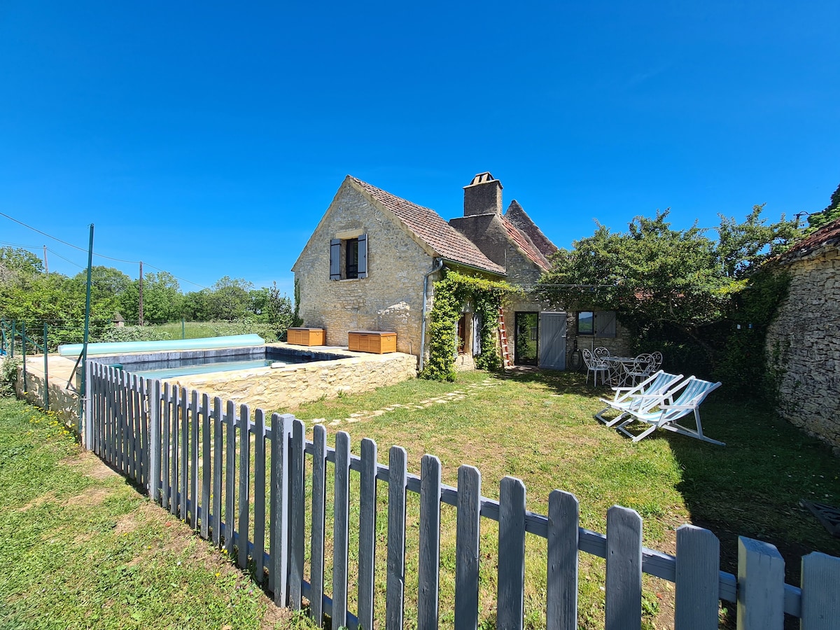 Black Perigord  :  private pool and an open view