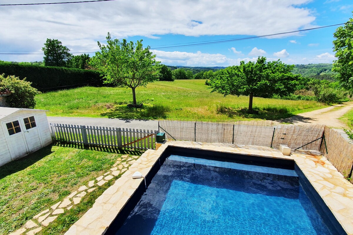 Black Perigord  :  private pool and an open view