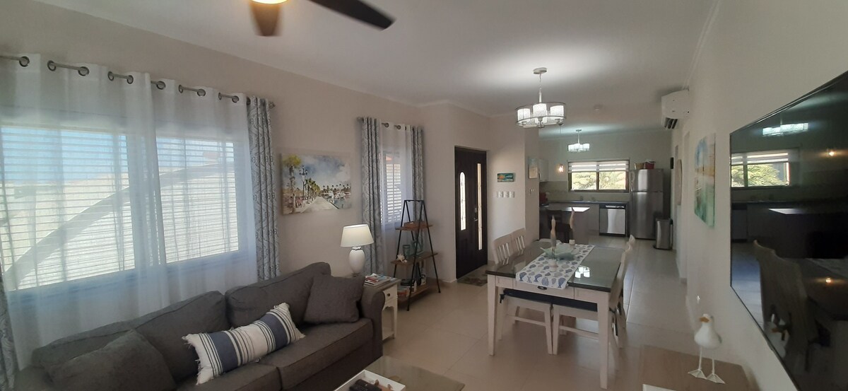 黄金海岸（ Gold Coast ）全新保险箱和干净的2卧室公寓