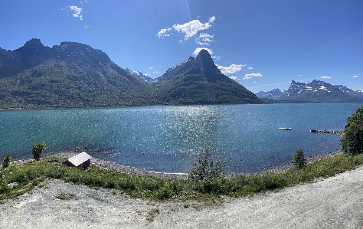 Lyngenfjord Seaview, between Lyngen and Tamok