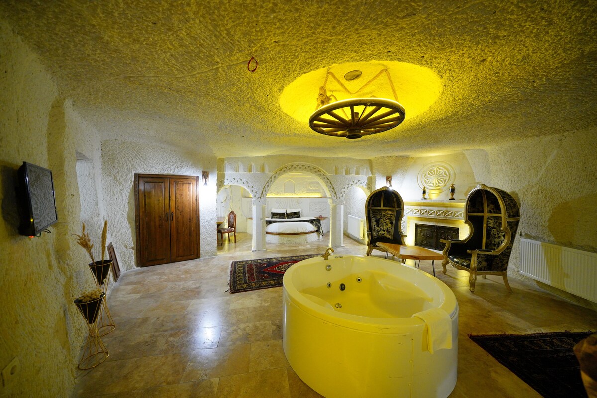 Superior King Cave Suite Room with Jacuzzi Akkaya