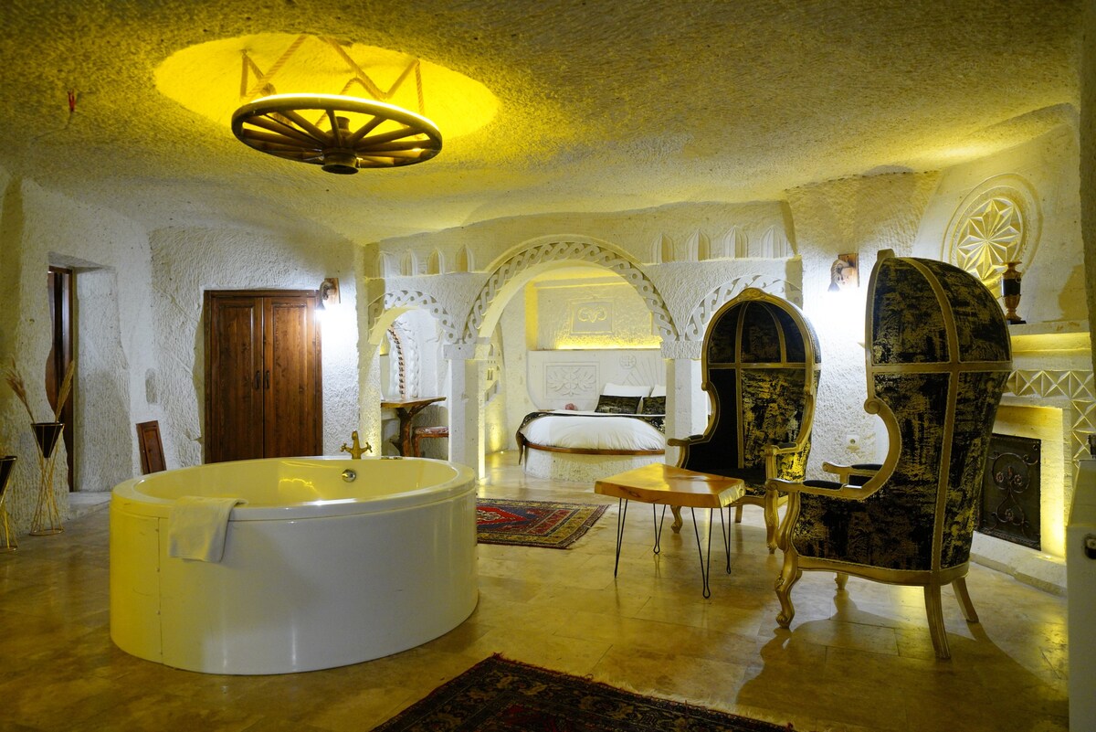 Superior King Cave Suite Room with Jacuzzi Akkaya