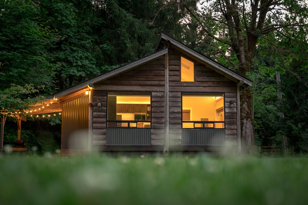 Ansel's Cabin, Riverfront with Hot Tub