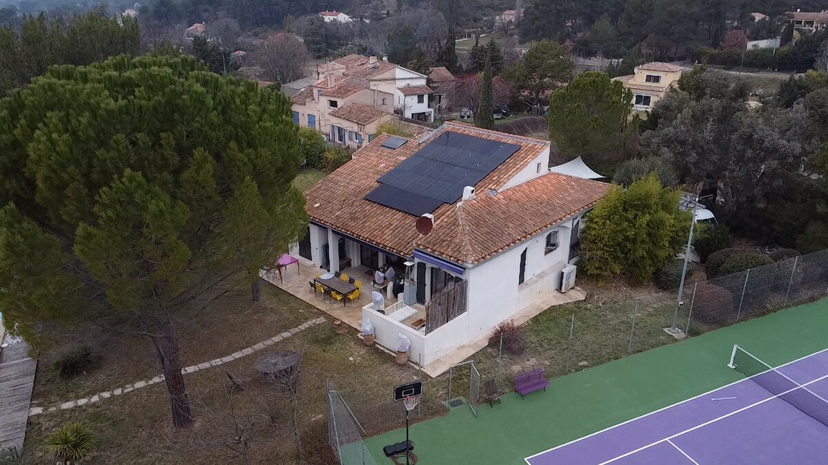 Villa avec piscine et tennis en campagne aixoise