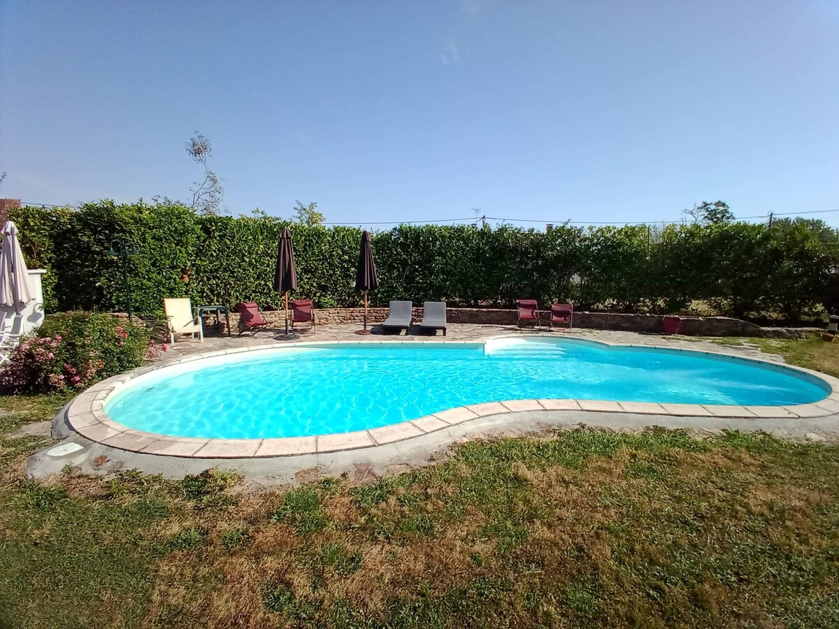 Ferme ancienne avec piscine. Repos à la campagne !