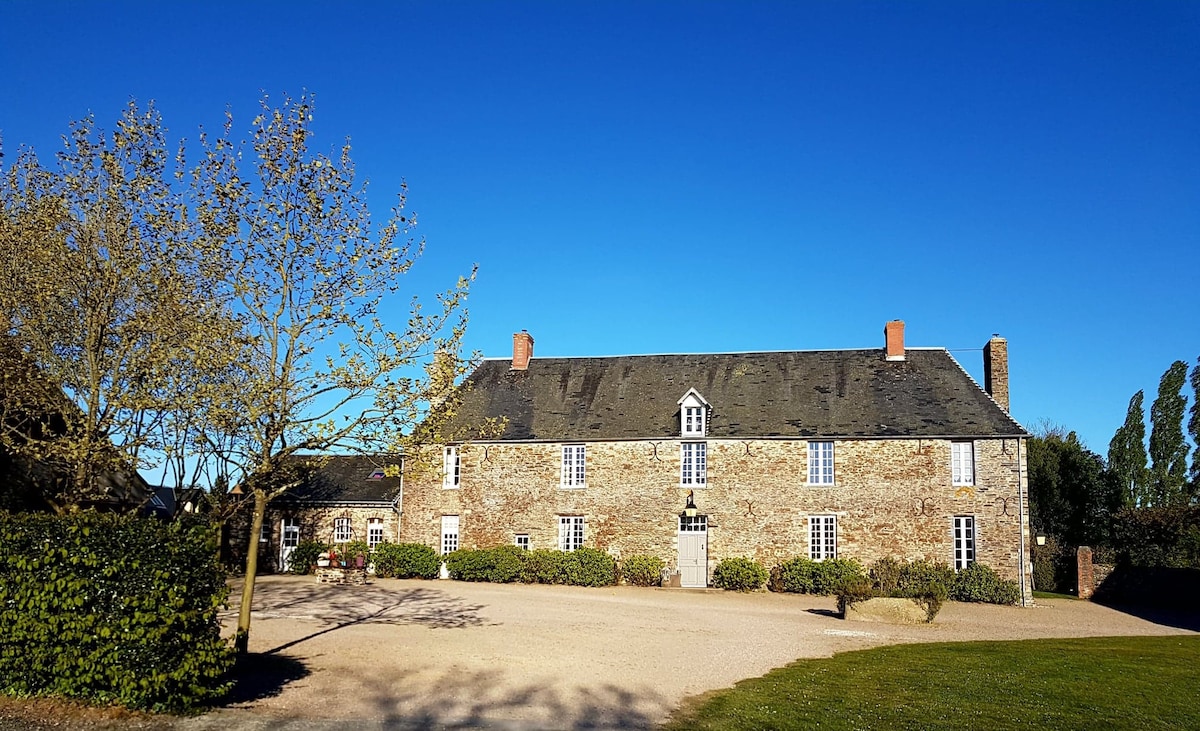 Somptueux Manoir avec piscine, tennis et lac.