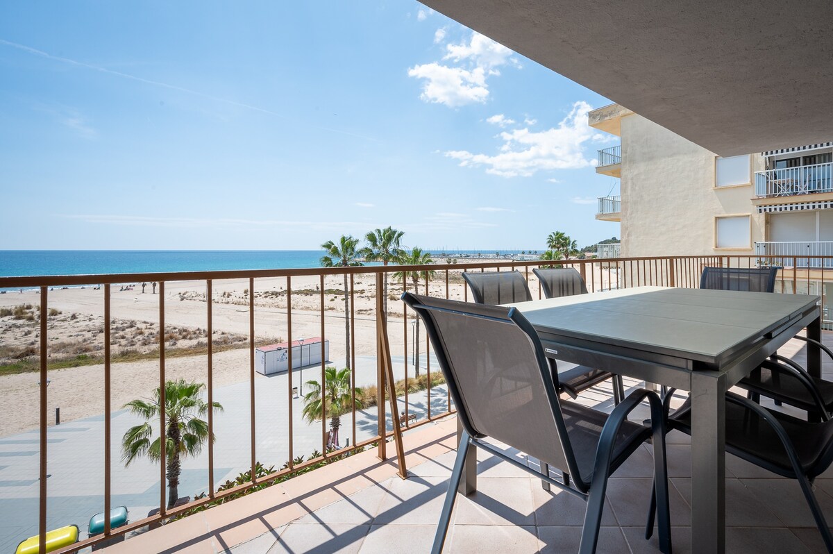AT111 Torremar II: Apartment with frontal views of the beach and the sea