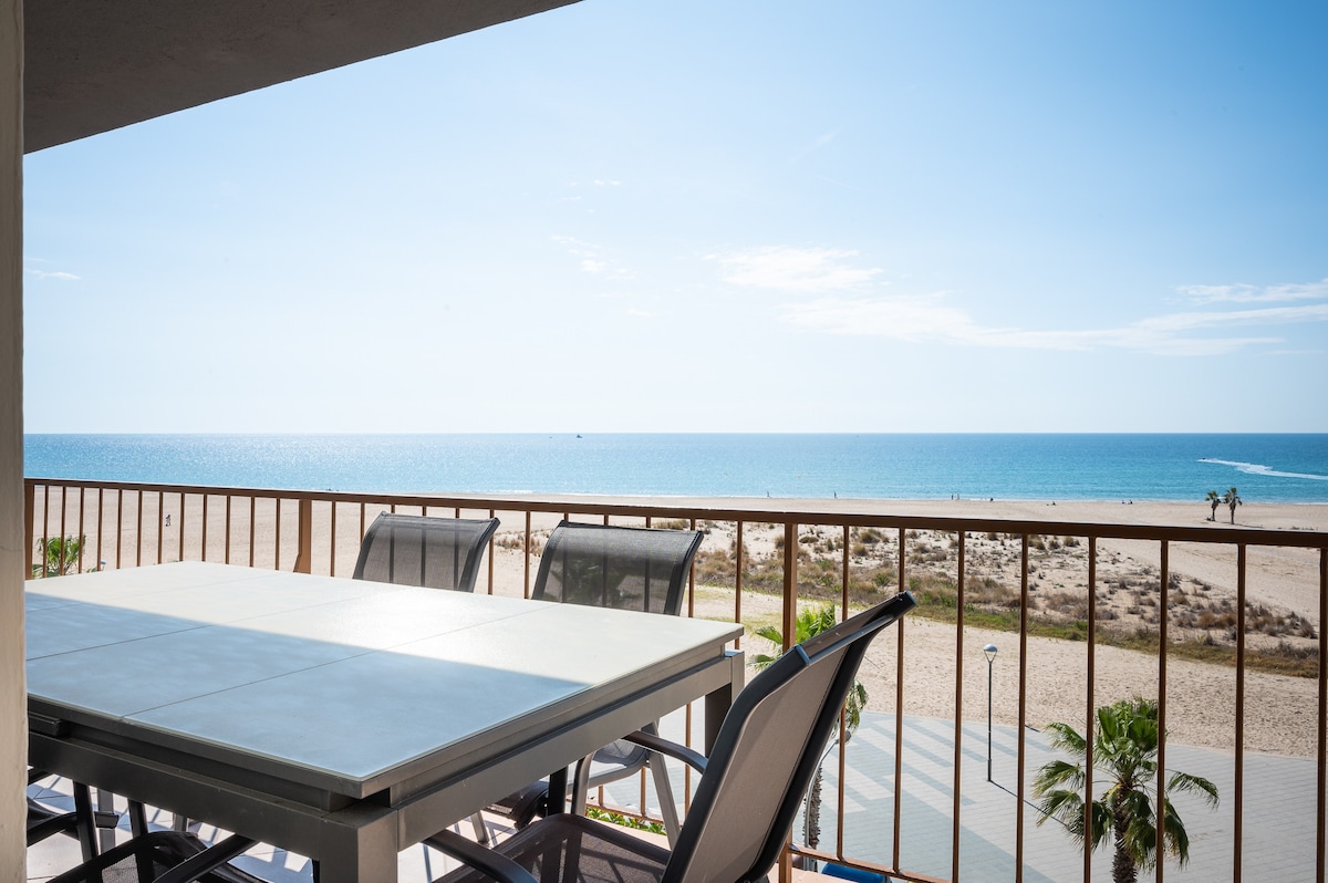 AT111 Torremar II: Apartment with frontal views of the beach and the sea