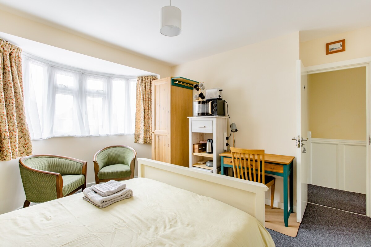 Large room for 1 or 2 with 1100Mps Wi-Fi in London