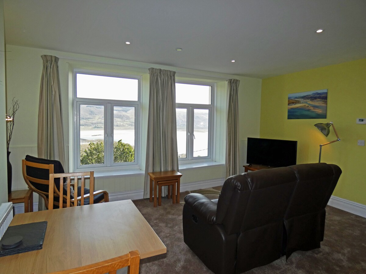 Derwen: spacious 1-bed apartment with great views