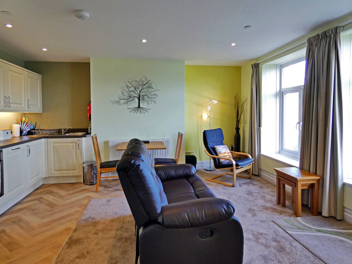 Derwen: spacious 1-bed apartment with great views