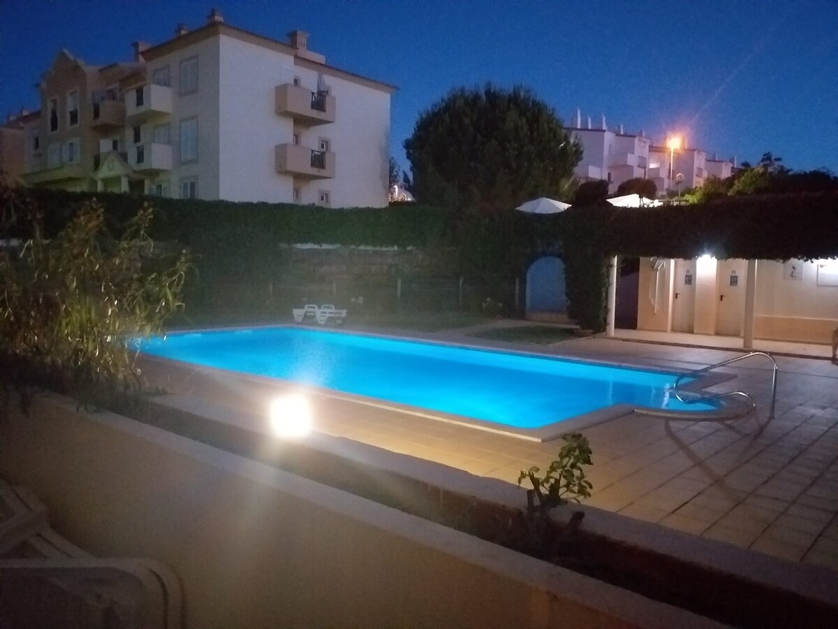 位于阿尔加维（ Algarve ）/阿尔布费拉（ Albufeira ）最佳区域的一楼公寓。