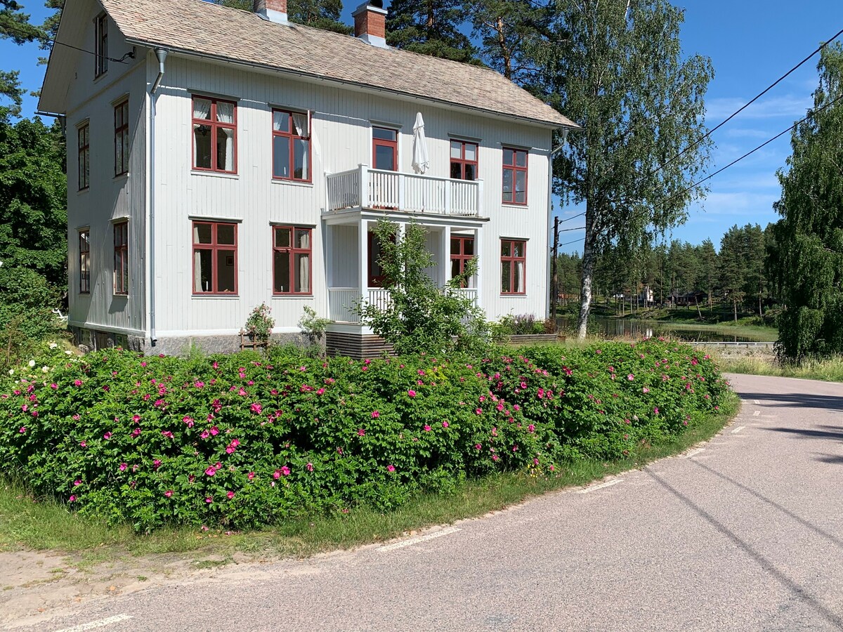 位于Glava玻璃厂的Krusenholm 19世纪房屋。