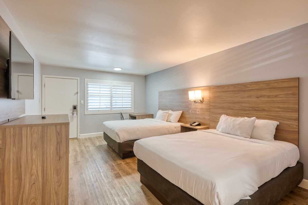 舒适的房间，带2张标准双人床、独立卫生间等